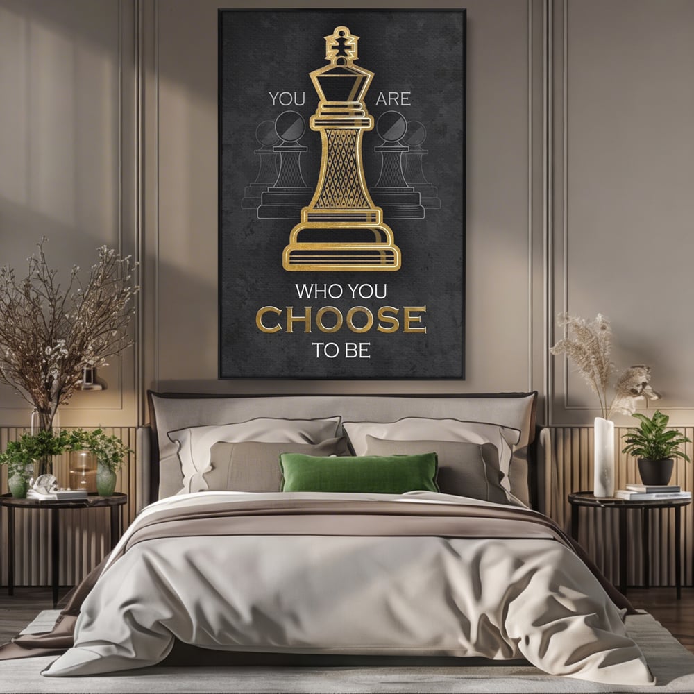 Tablou canvas cu tablou canvas cu rege de sah, in rama de aluminiu negru, pe perete intr-un dormitor
